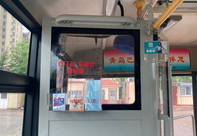 青岛公交防疫箱获神秘人持续“续货”，湿巾暖心守护乘客健康